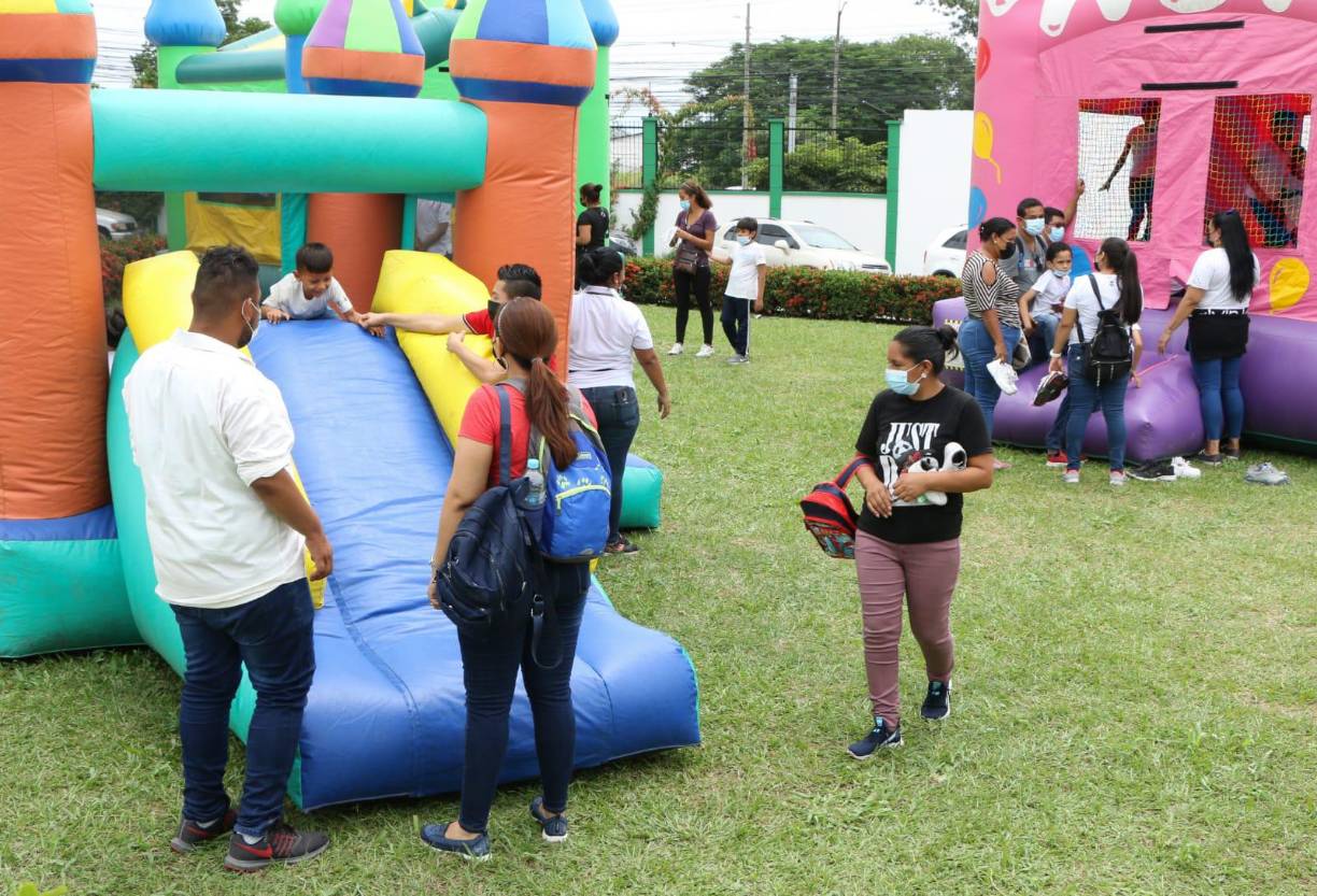 Los niños disfrutaron de un ambiente lleno de alegría; entre globos, juegos y música.