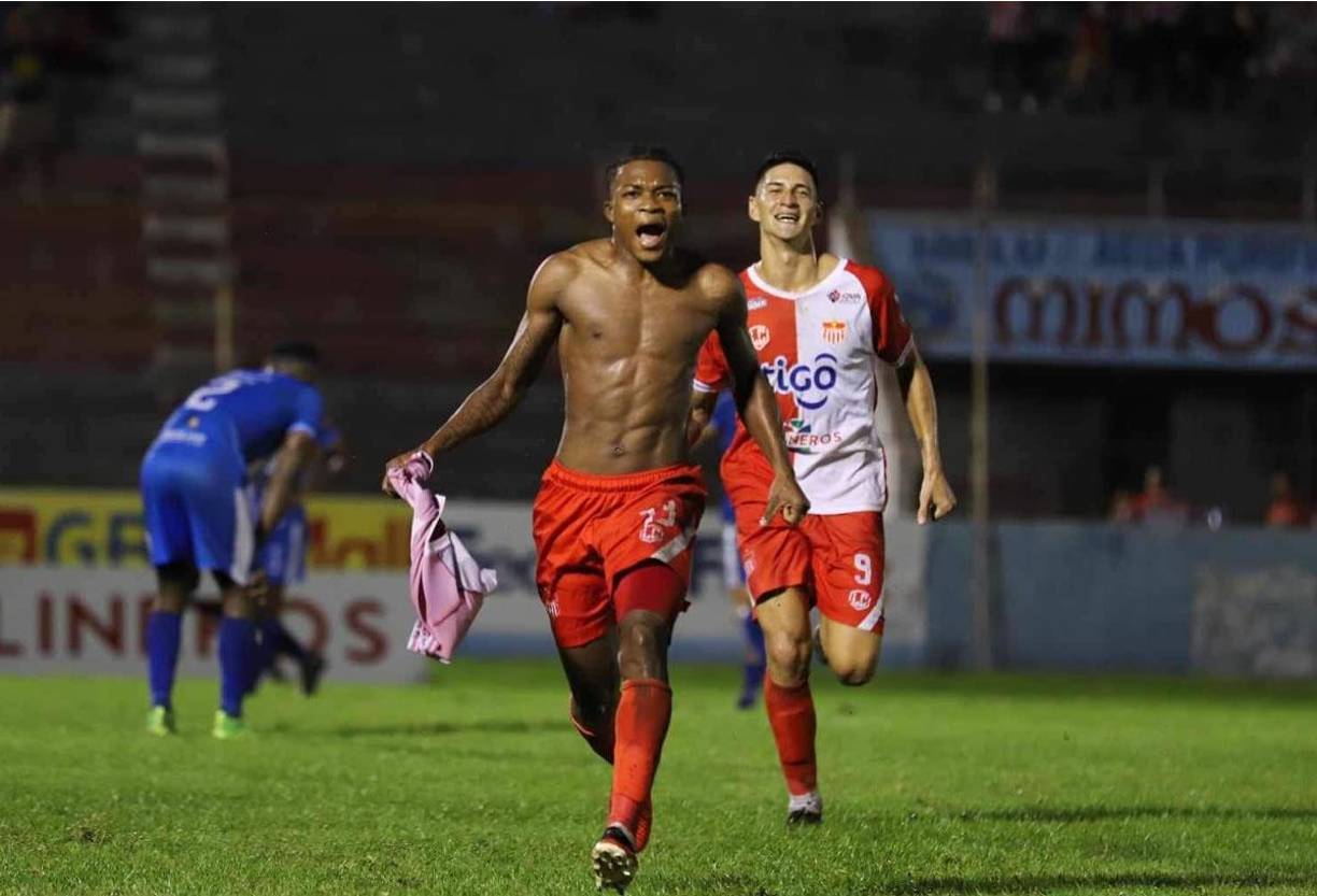 Christian Manaiza enloqueció en la celebración de su gol para el triunfo del Vida y se quitó la camiseta.