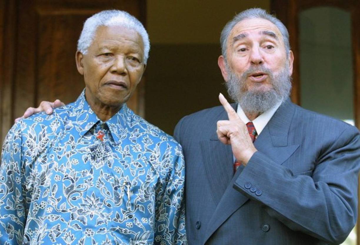 Foto de archivo tomada en septiembre de 2001. El presidente de Cuba, Fidel Castro, expresando su alegría en el cumplimiento expresidente sudafricano Nelson Mandela. AFP