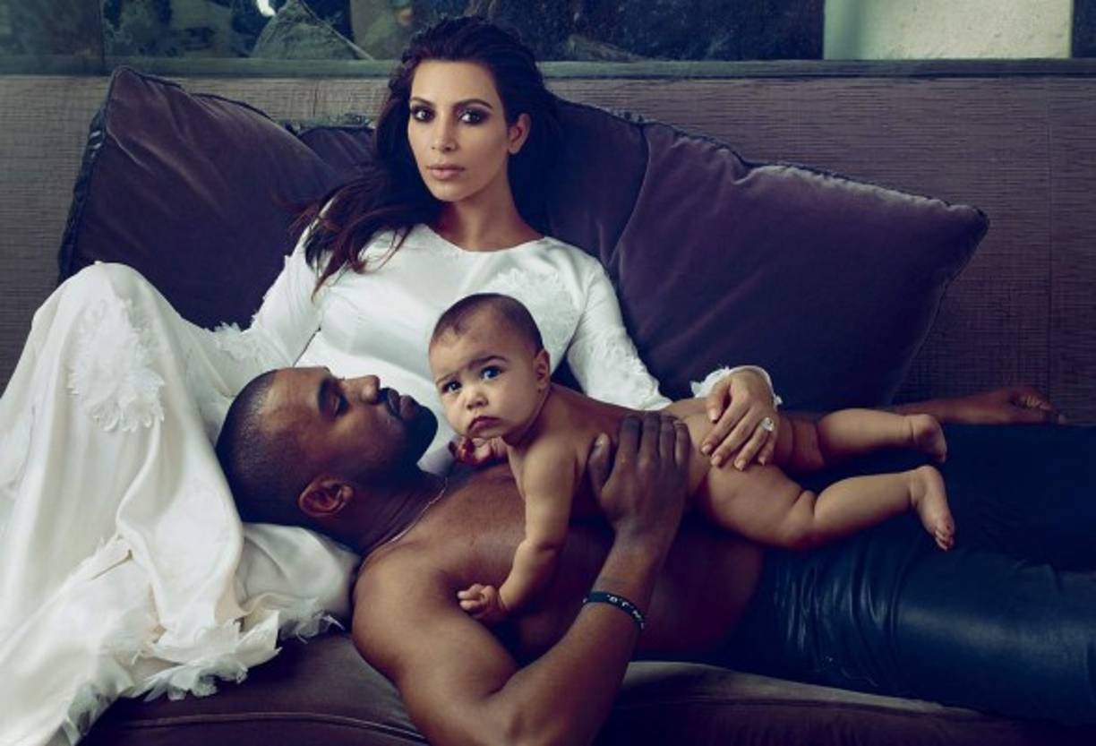 Kanye West, uno de los papás más polémicos tiene a una de las bebés más famosas del mundo del espectáculo, North. En esta imagen posan junto a su esposa Kim Kardashian para Vogue de Estados Unidos.