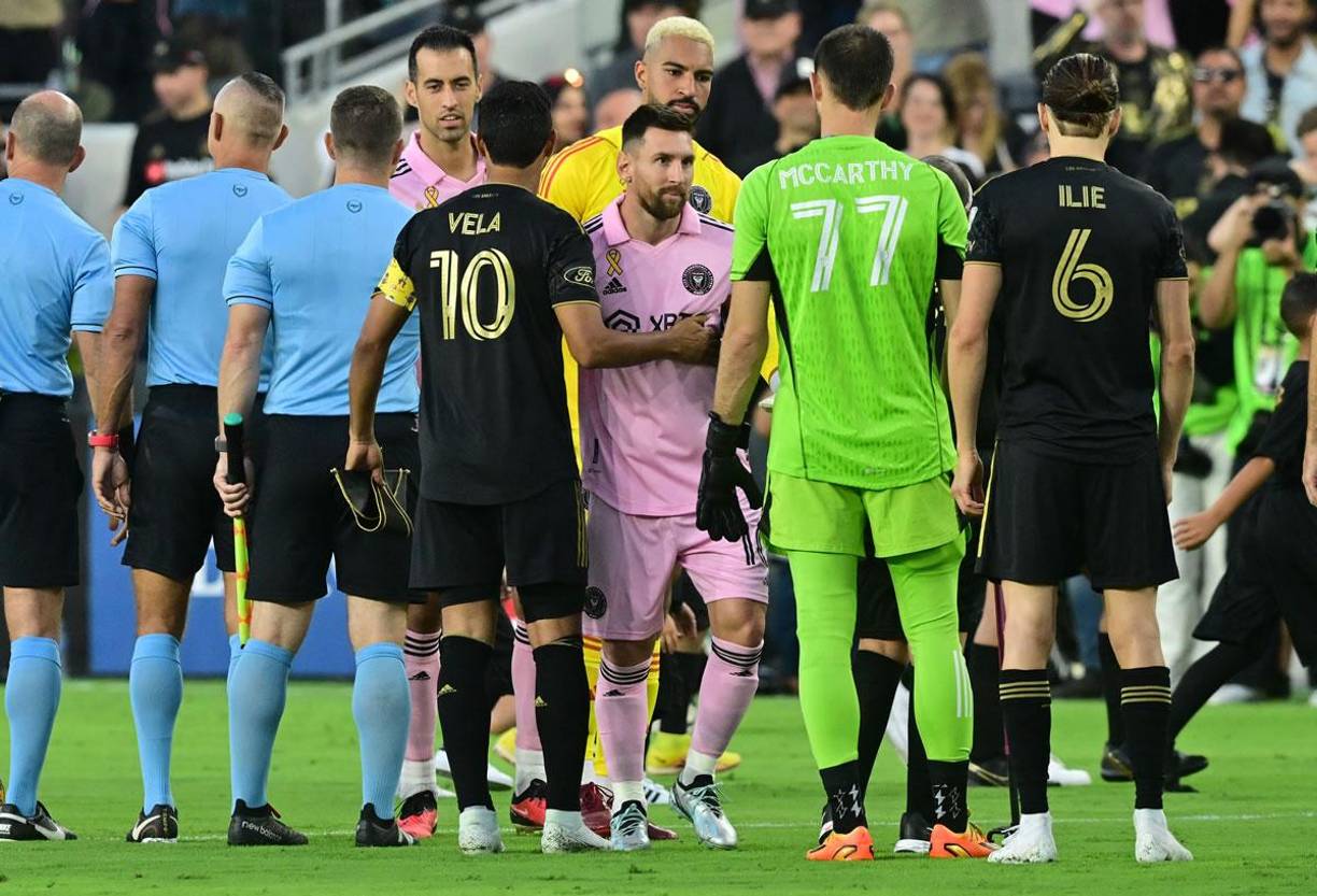 El mexicano Carlos Vela, capitán de Los Ángeles FC, saludando a Leo Messi.