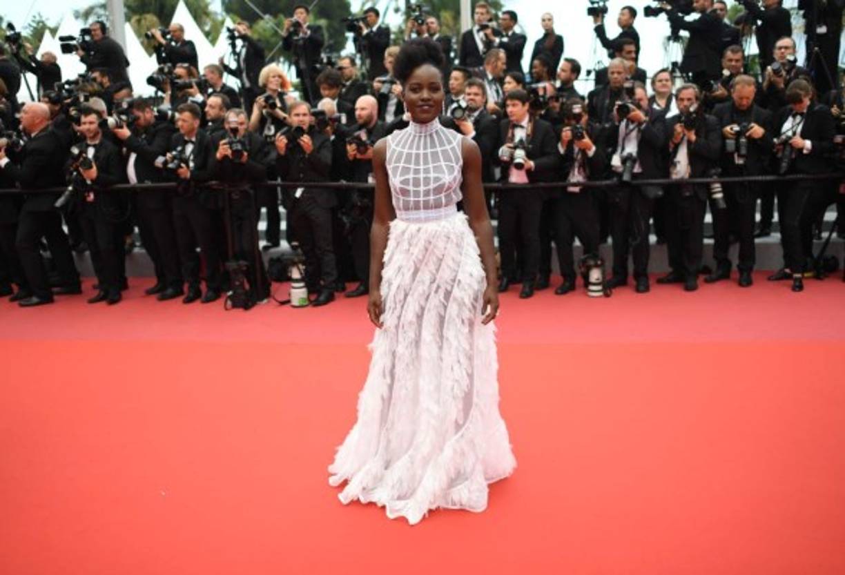 La actriz mexicana-keniata Lupita Nyong'o posa cuando llega el 10 de mayo de 2018 para la proyección de la película 'Sorry Angel (Plaire, Aimer et Courir Vite)' en la 71ª edición del Festival de Cannes en Cannes, en el sur de Francia.
