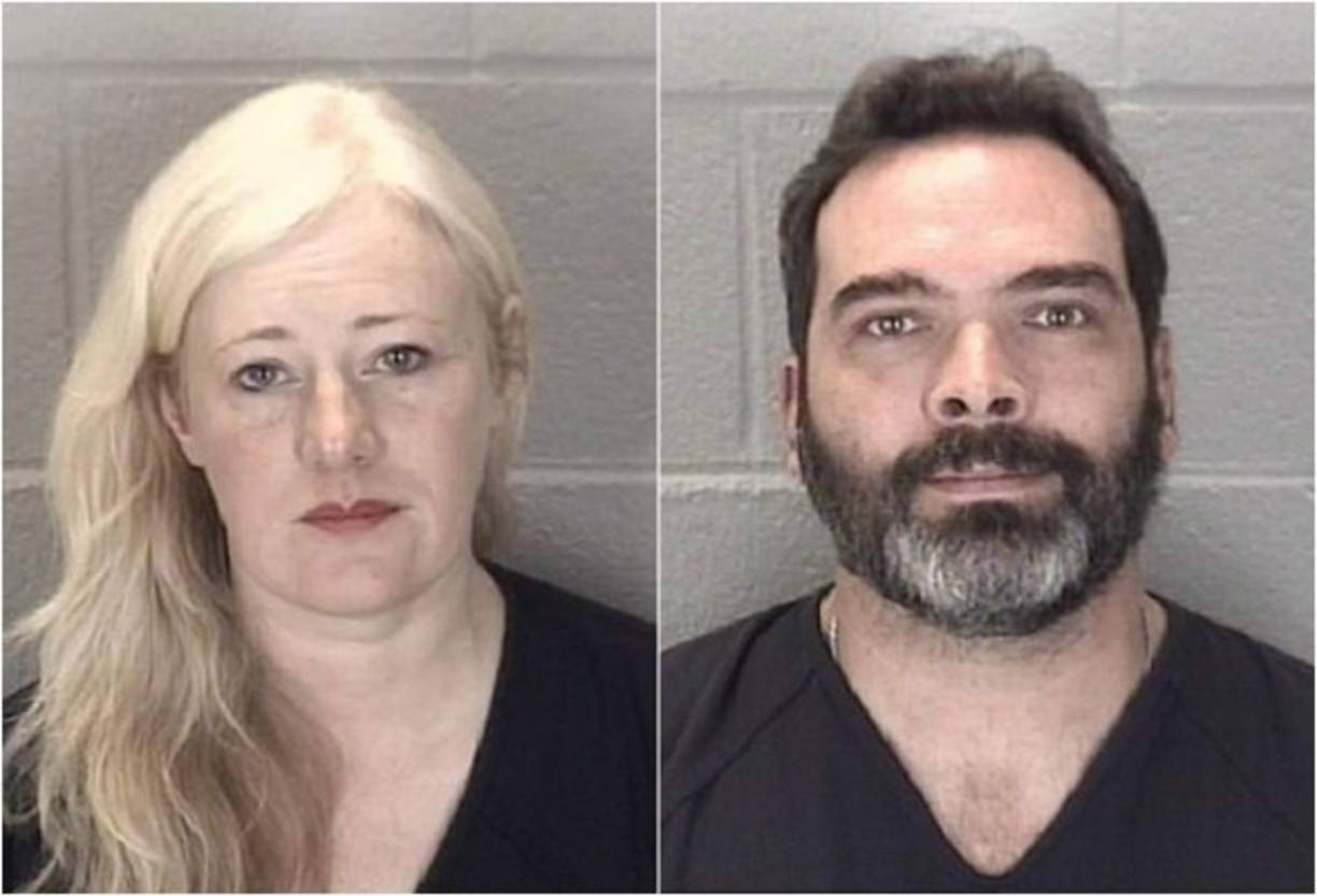 Tras más de cinco años de investigación, Kristine Elizabeth Barnett, de 45 años, y su ahora ex esposo, Michael Barnett, de 43, fueron acusados de negligencia por abandonar a la menor.