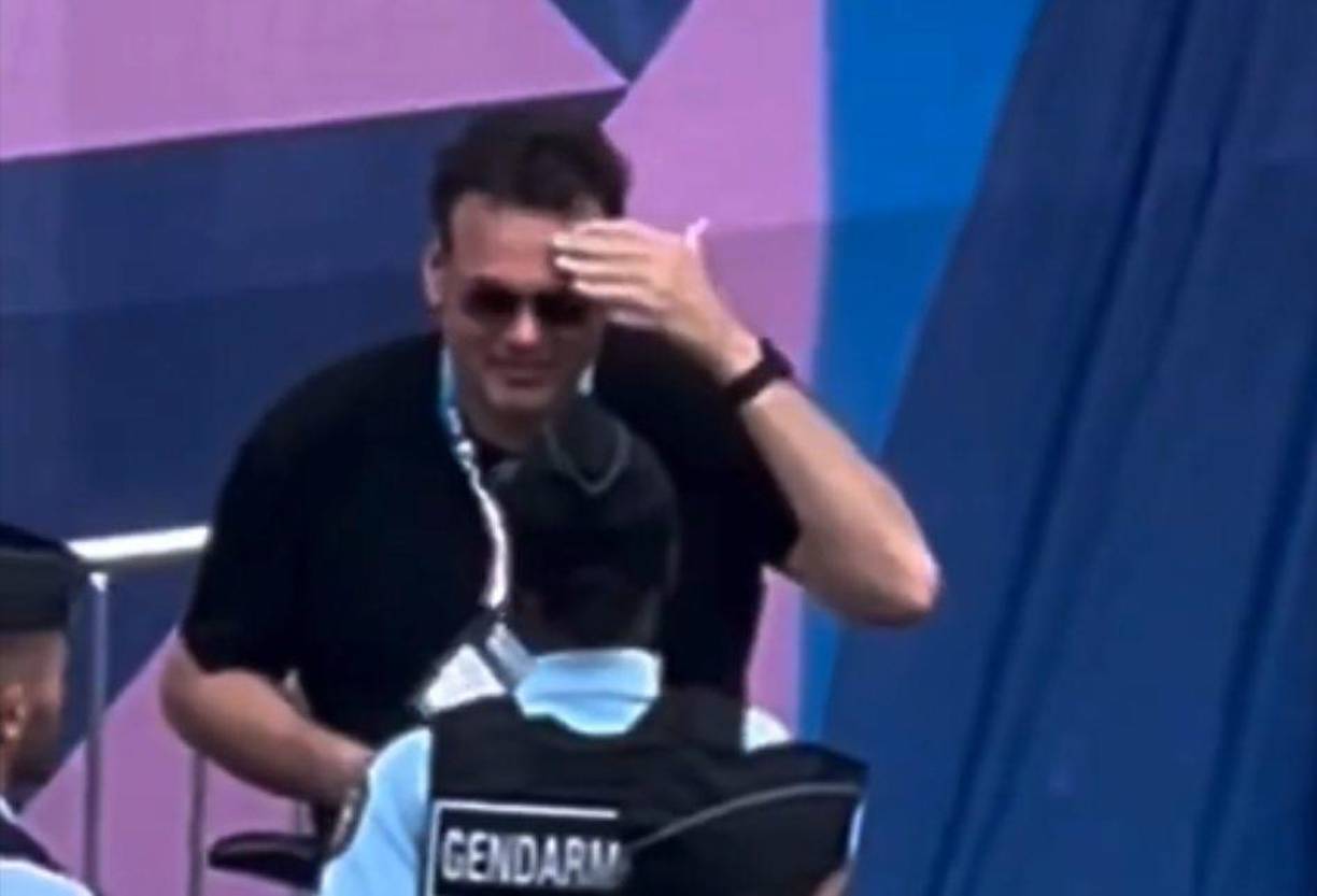 Su alegría se vio interrumpida por un grupo de policías de tránsito. Faitelson evidenció estar asustado. 