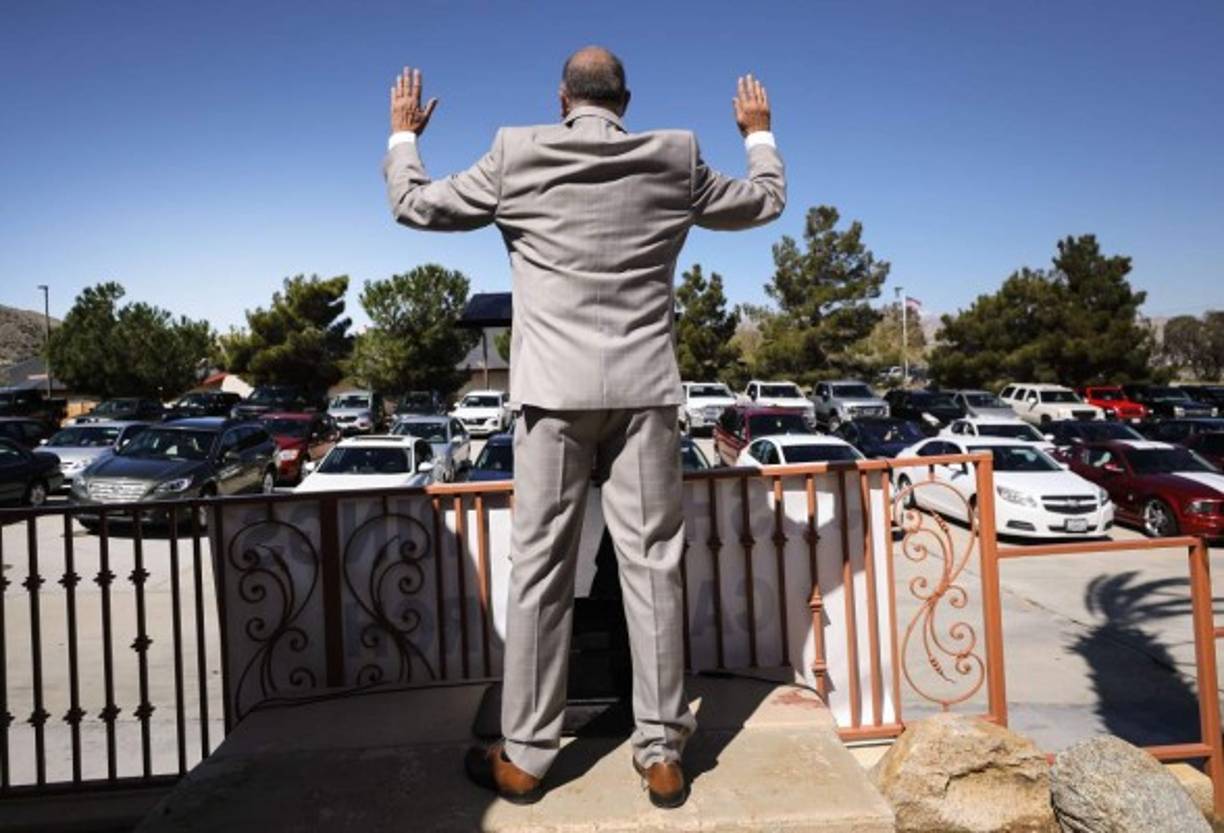 Las autoridades de varios países prohibieron las celebraciones religiosas de la Semana Santa y pidieron a los fieles seguir los servicios religiosos en sus hogares a través de las redes sociales o la televisión para evitar la propagación del virus.