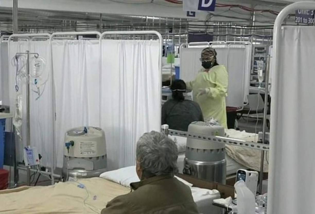 Varios hospitales han convertido sus estacionamientos en unidades de atención tras saturar las emergencias y los cuidados intensivos de enfermos de covid 19.