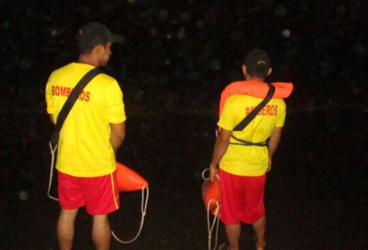 Bomberos buscan prevenir que los pobladores circulen por zonas vulnerables.