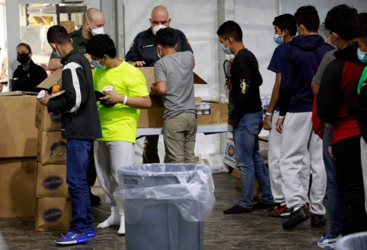 Las autoridades estadounidenses estaban a cargo de más de 15.000 jóvenes no acompañados hasta el martes, incluidos casi 5.000 en los puestos fronterizos que, según ellos mismos admitieron, no son aptos para niños.