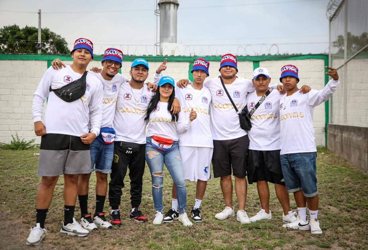 Se vivió un ambiente muy amigable. Estos chicos llegaron bien identificados con su indumentaria.