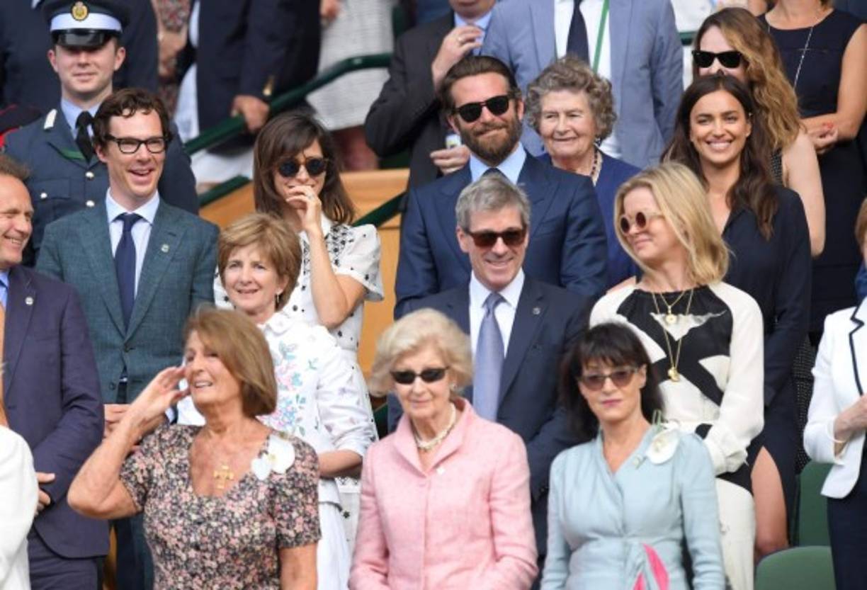 En un sitio bien privilegiado Bradley Cooper e Irina Shayk compartió con el actor británico, Benedict Cumberbatch.