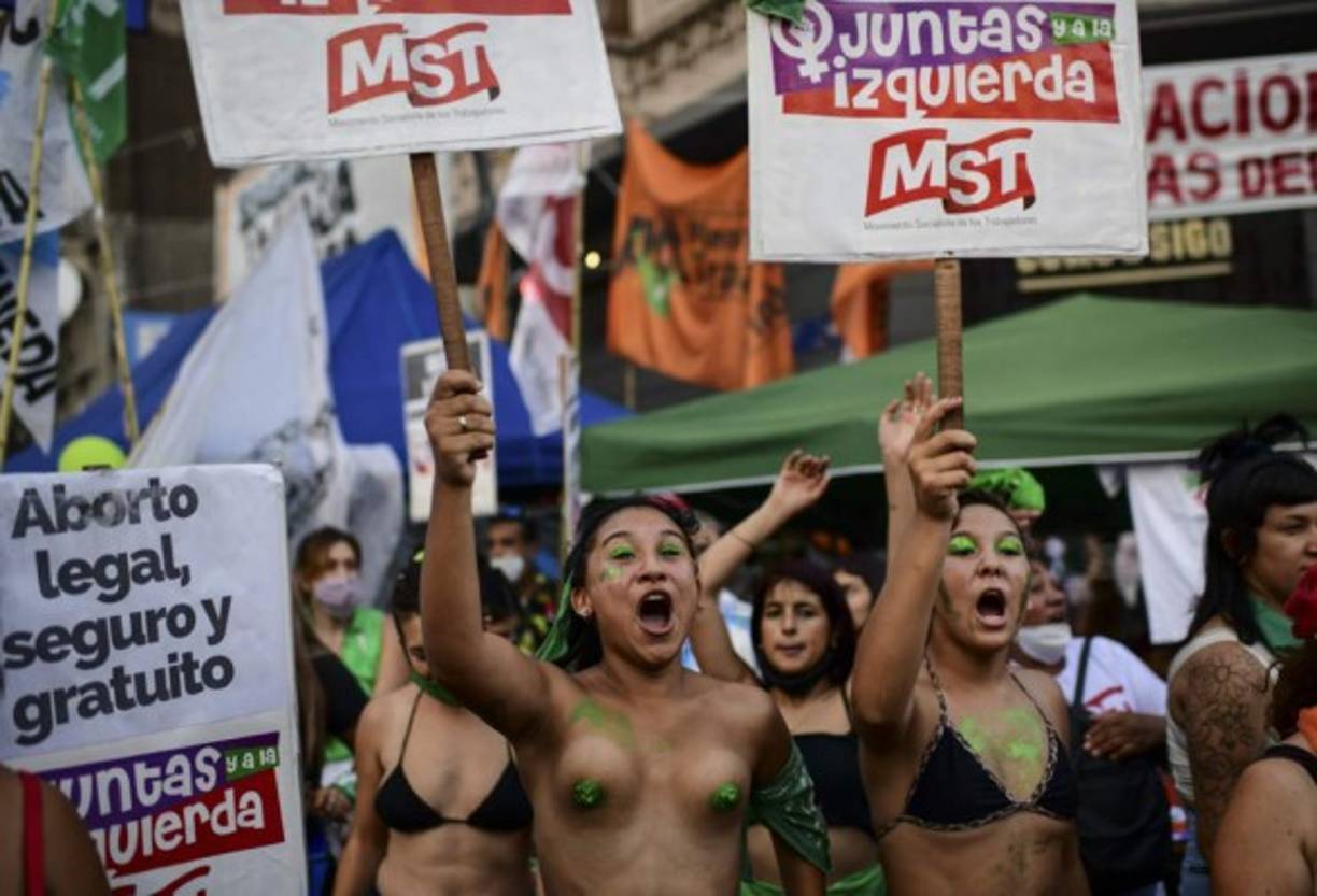 Así, con el trauma aún en la memoria del rechazo a la legalización del aborto hace dos años por parte de los senadores, la 'marea verde' -feministas proaborto que se distinguen con la pañoleta color esmeralda- desafió a la pandemia de covid-19 (muchas estaban sin barbijo) y al sofocante calor para hacer cimbrar las calles bonaerenses aledañas al Congreso.