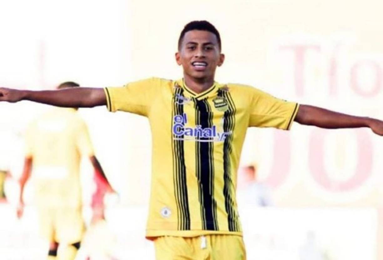 La polémica del caso Selvin Guevara sigue. Tras el comunicado del Real España salió el padre del jugador a defenderlo. Lo cierto es que el mediocampista tiene dos años de contrato con la Máquina. Diario Diez publicó que si al final la resolución del contrato del jugador es a favor del Real España, Guevara podría pasar a jugar con la Real Sociedad de Tocoa en calidad de cedido.