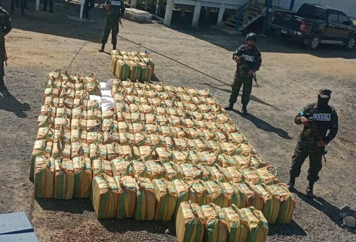Pese a los esfuerzos de las autoridades hondureñas de combatir el narcotráfico, esta actividad ilícita continúa en apogeo, sobre todo, en las regiones del oriente e insular de Honduras. 