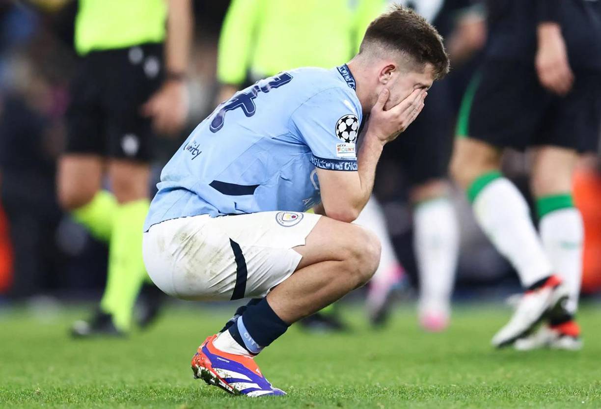 La tristeza de los jugadores del Manchester City en el empate que cedieron 3-3 contra el Feyenoord.