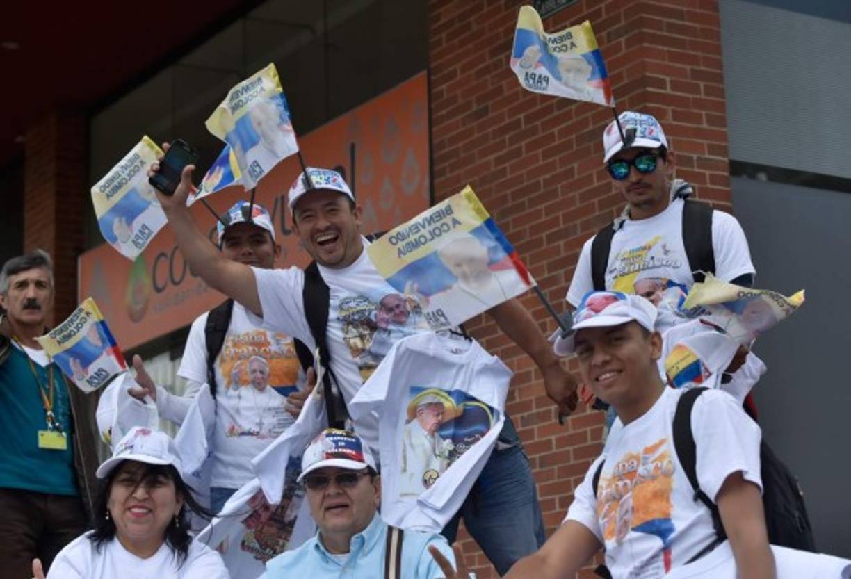 - 4,7 millones de asistentes -<br/><br/>Se esperan en las misas y los recorridos que oficiará Francisco en las cuatro ciudades que visitará en Colombia, un país de 48 millones de habitantes y de mayoría católica. Los organizadores calculan que en Bogotá saldrán a su encuentro dos millones de fieles, en Medellín y Villavicencio un millón en cada una, y unos 750.000 en Cartagena.<br/>