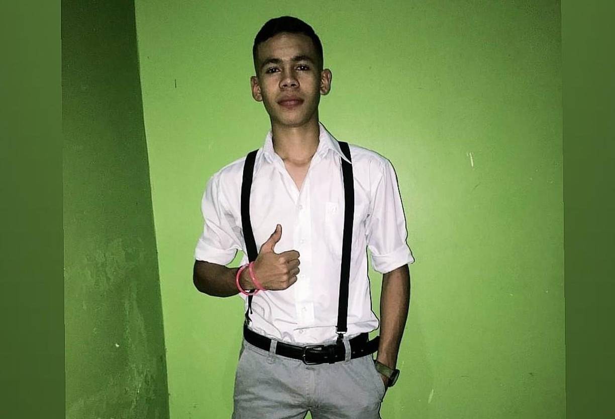La muerte de Iván fue instantánea. Miembros del Cuerpo de Bomberos rescataron el cadáver del joven que quedó atrapado en medio del amasijo de hierro. 
