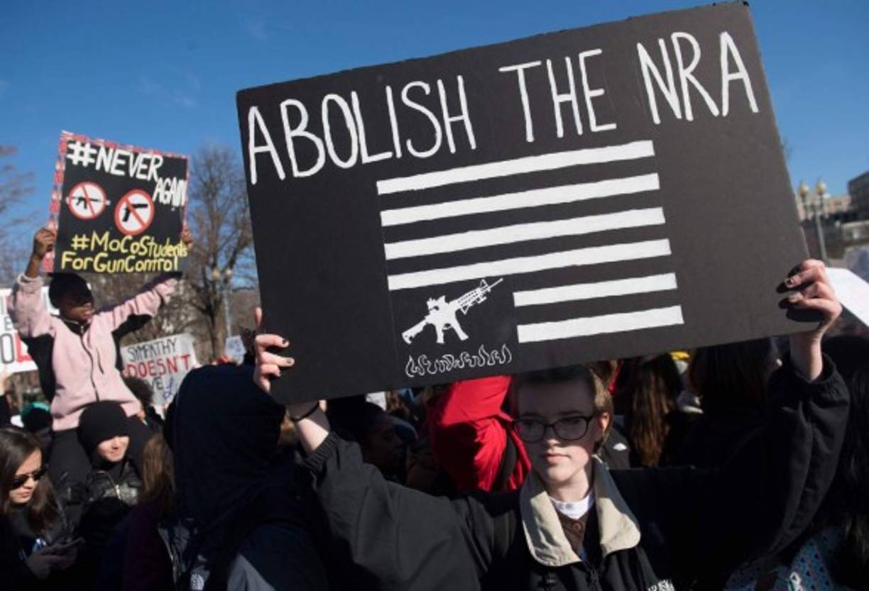 A las 10H00 hora local (14H00 GMT) los estudiantes realizaron un minuto de silencio en numerosas ciudades del país en homenaje a los 14 alumnos y tres adultos asesinados en la masacre de la secundaria Stoneman Douglas, en Parkland.