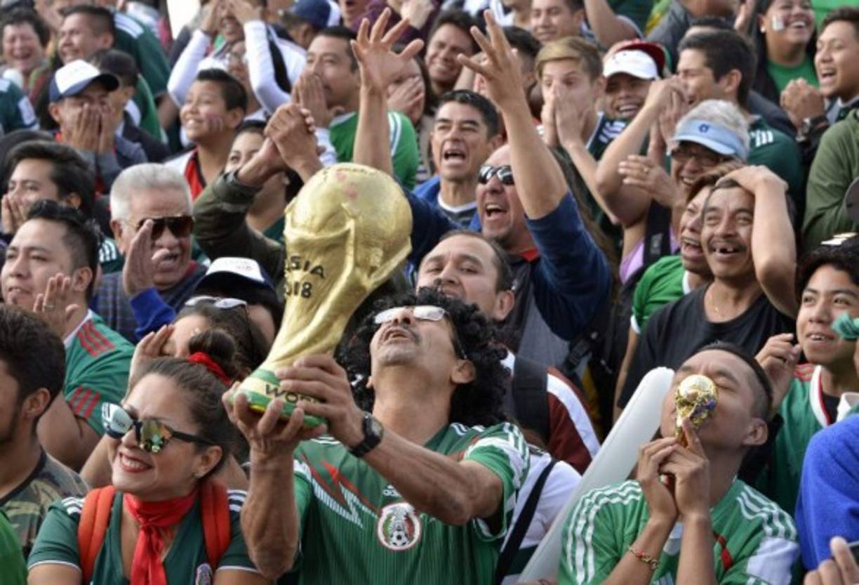 Algunos mexicanos celebraron con réplicas de la Copa del Mundo.