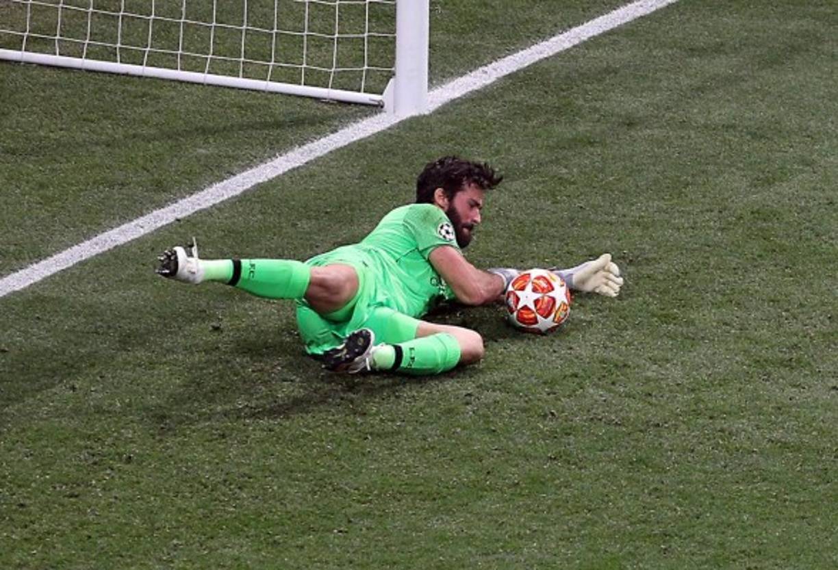Alisson Becker, portero brasileño del Liverpool, fue una de las figuras al evitar varios goles del Tottenham. Mantuvo su arco en cero.