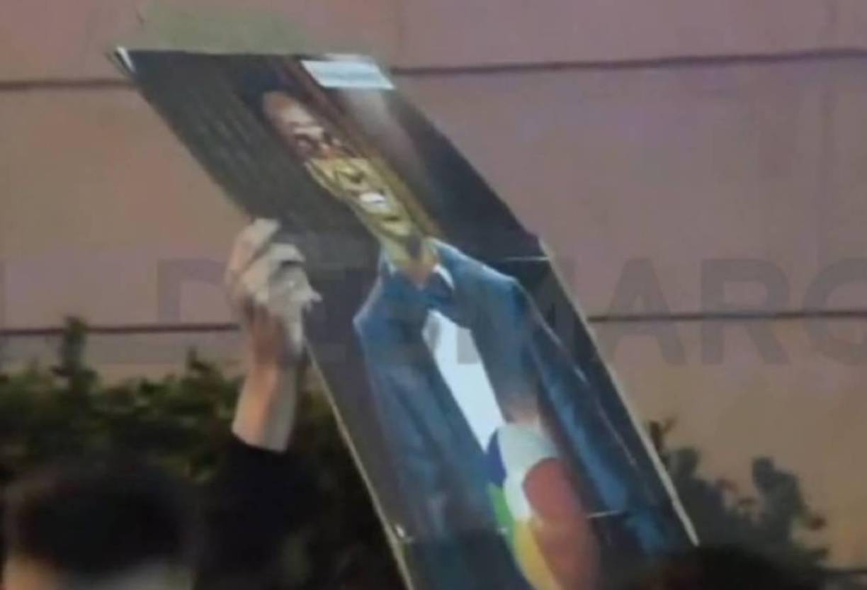 Aficionados del Valencia se mofaron de Vinicius al llevar fotos del brasileño con un balón de playa y recordarle de que no ganó el Balón de Oro. 