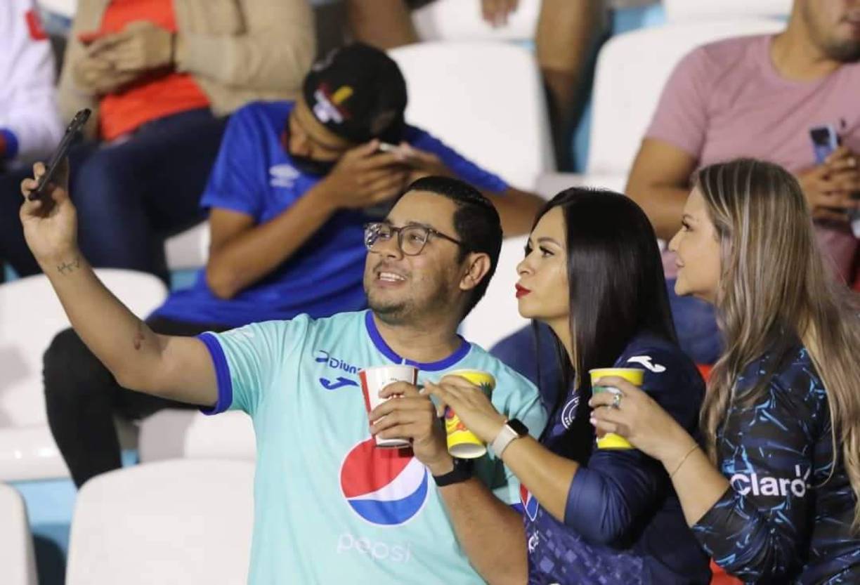 Bellas chicas y la Ultra Fiel: el ambientazo en la semifinal de vuelta Olimpia-Motagua en el Nacional