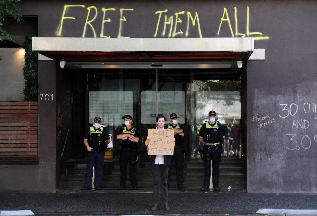 Los refugiados y los solicitantes de asilo comparten un área de cocina común y usan el mismo ascensor, uno a la vez y con compañía de un guardia de seguridad.