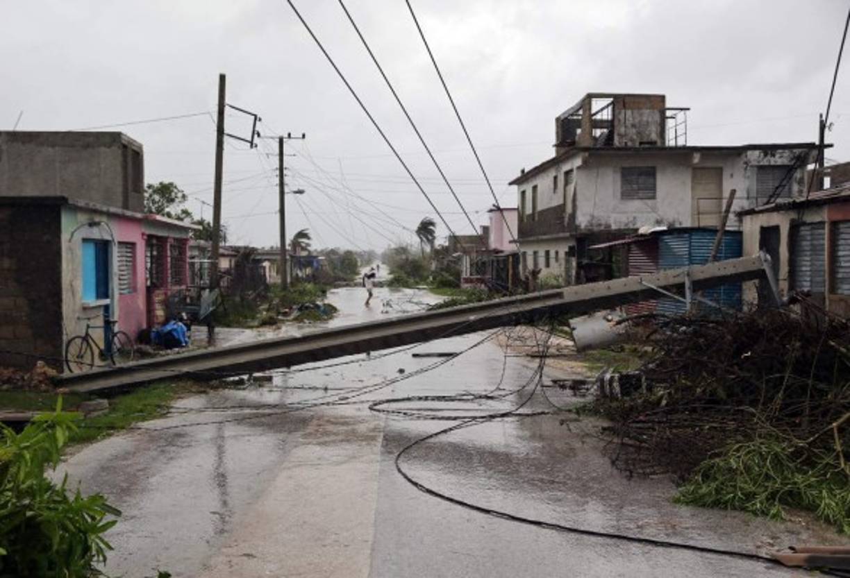 Al menos 25 muertos ha dejado el huracán Irma, previo a tocar Florida<br/><br/><br/>Al menos 25 personas han muerto a su paso: 12 en la isla franco-holandesa de San Martín, 6 en los territorios británicos de ultramar, 4 en las Islas Vírgenes de Estados Unidos, 2 en Puerto Rico y 1 en Barbuda.