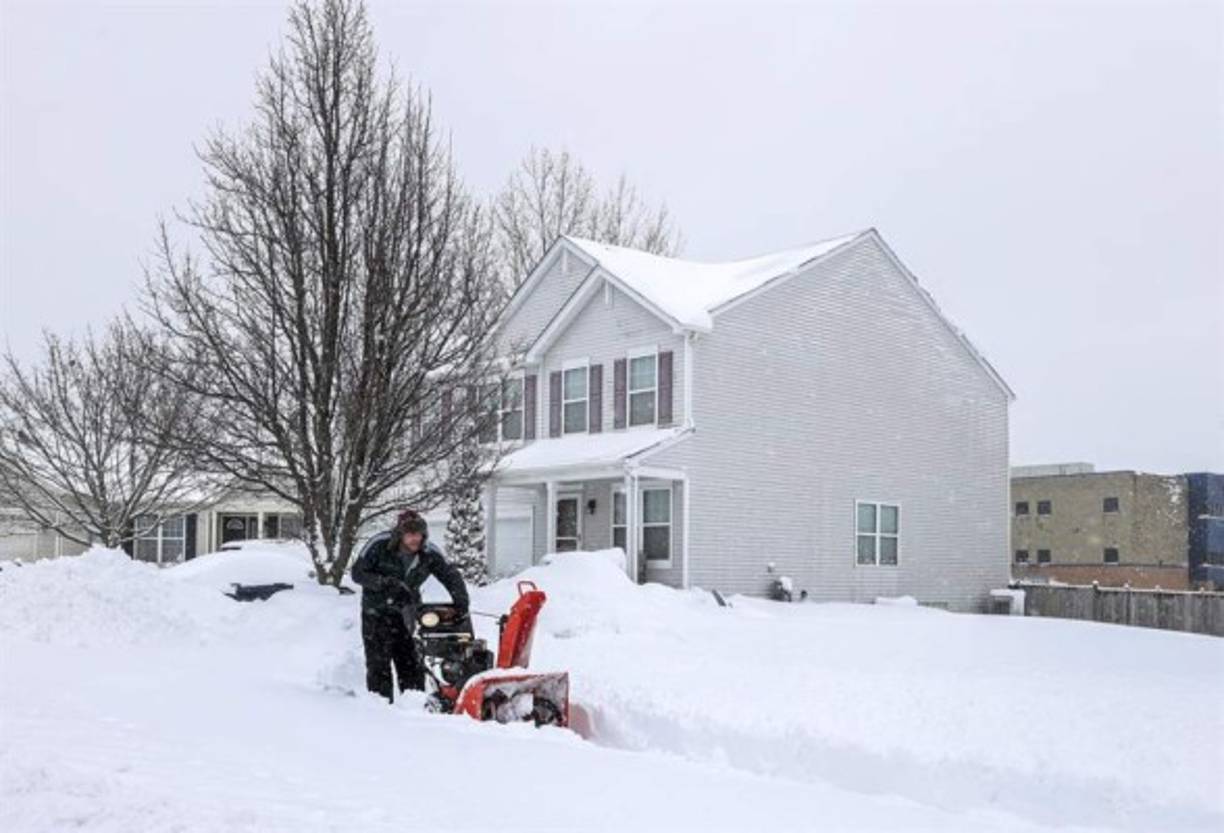"Ante la llegada de la tormenta, el gobernador de Nueva Jersey, Phil Murphy, declaró el estado de emergencia, dando a las autoridades la posibilidad de cerrar carreteras, evacuar viviendas y obtener los equipos necesarios para la seguridad pública."