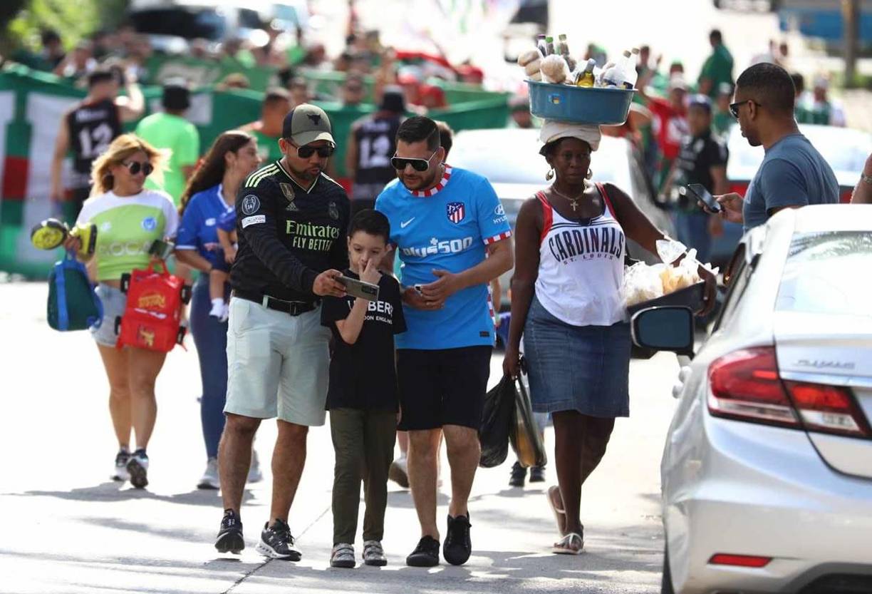 Estos aficionados llegaron al estadio temprano y estuvieron pendiente del derbi Atlético-Real Madrid de la Liga Española.