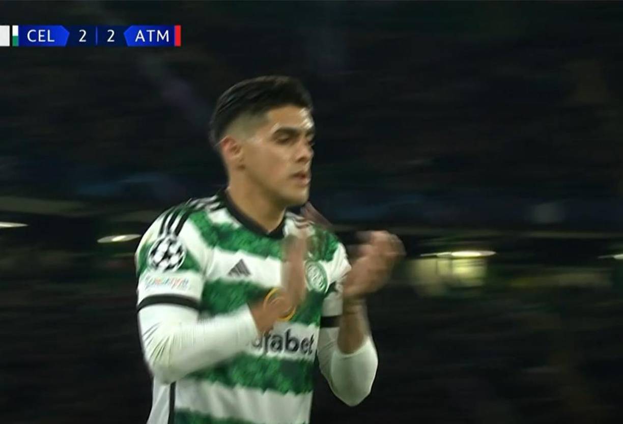 Luis Palma fue reemplazado a los 62 minutos y fue ovacionado por toda la afición del Celtic. 