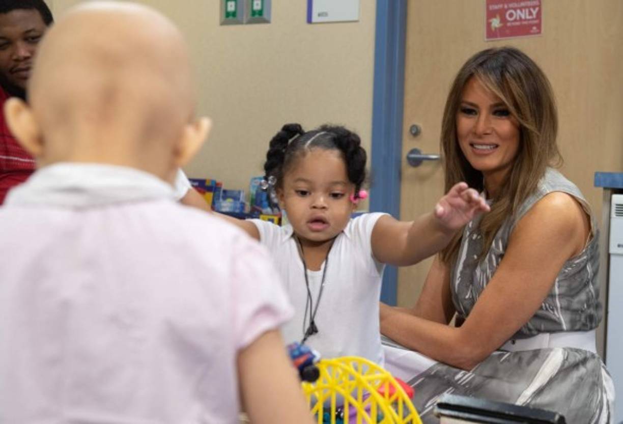 Melania fue alabada por los medios estadounidenses por dejar de lado el último escándalo en su matrimonio y viajar a Tennesse para pasar la tarde con los menores afectados por la crisis de droga en EEUU.