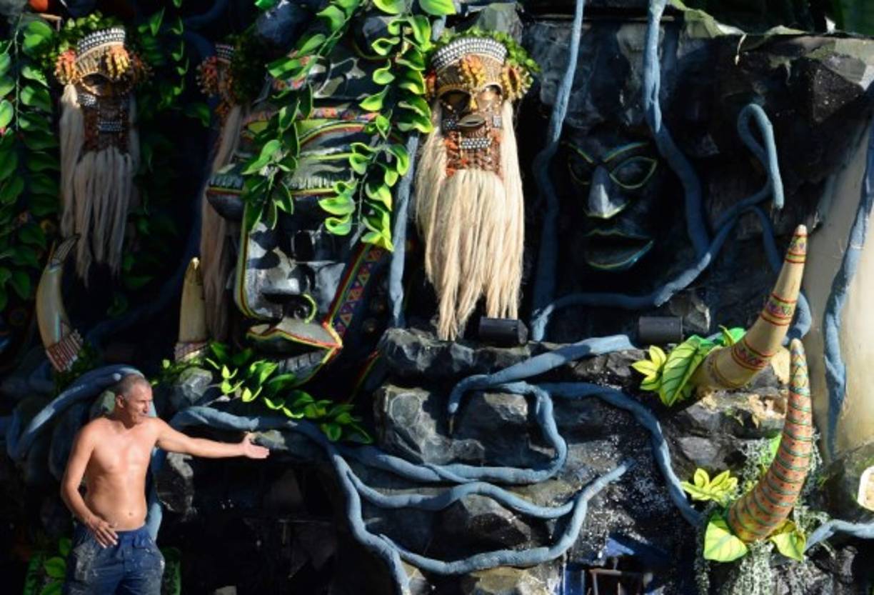 Durante varias semanas los organizadores trabajaron en la preparación de las espectaculares carrozas que participarán en el desfile.