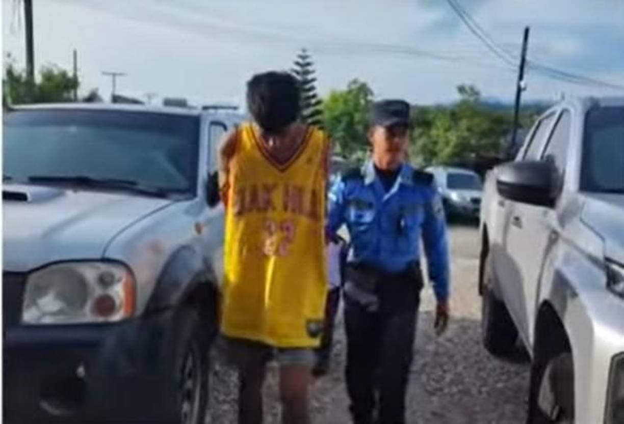 ”Si lo hace conmigo lo puede hacer con un particular lo va a matar”, sentenció la dama instantes después de encarar a su hijo quien estaba esposado y con una camiseta amarilla.,