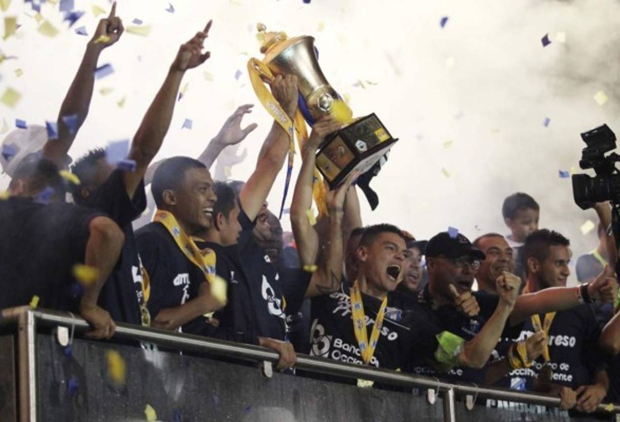 Jugadores del Honduras Progreso celebrando con el trofeo de campeones.