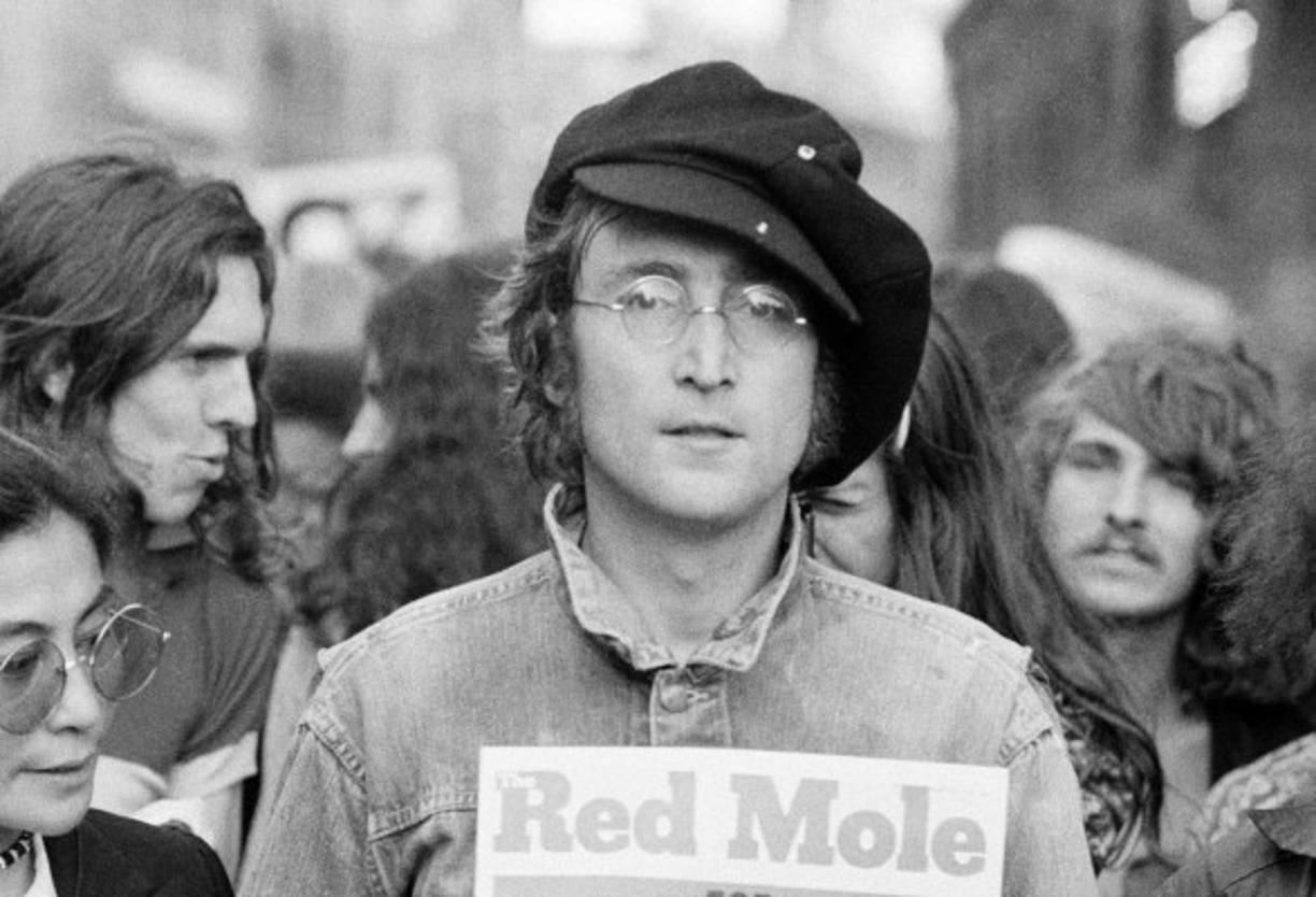 Lennon fue tiroteado el 8 de diciembre de 1980 a la entrada de su domicilio en el emblemático edificio Dakota de Nueva York por Mark David Chapman, que entonces tenías 25 años y que actualmente cumple aún condena por el asesinato.