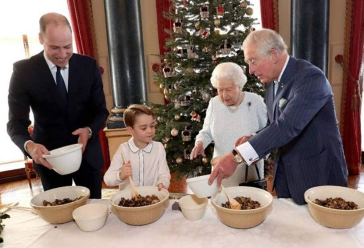Siguiendo la tradición el príncipe William ha pasado junto a su familia, recientemente el duque de Cambridge y su hijo mayor, el príncipe George, se unieron a su abuela, la reina Isabel II; y su padre, el príncipe Carlos, para cocinar un postre especial para la iniciativa 'Together at Christmas'.<br/><br/>Se espera que William y su esposa, Kate Middleton, pasen la víspera de Navidad junto a la Reina en Sandringham.