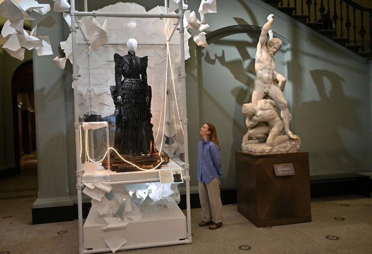 Entre los artículos no faltan tampoco las botas de vaquero usadas por Swift durante la gira Soul2Soul II de 2007, así como el vestido negro con volantes usado en su reciente vídeo musical para ‘Fortnight’, el primer sencillo de ‘The Tortured Poets Department’.