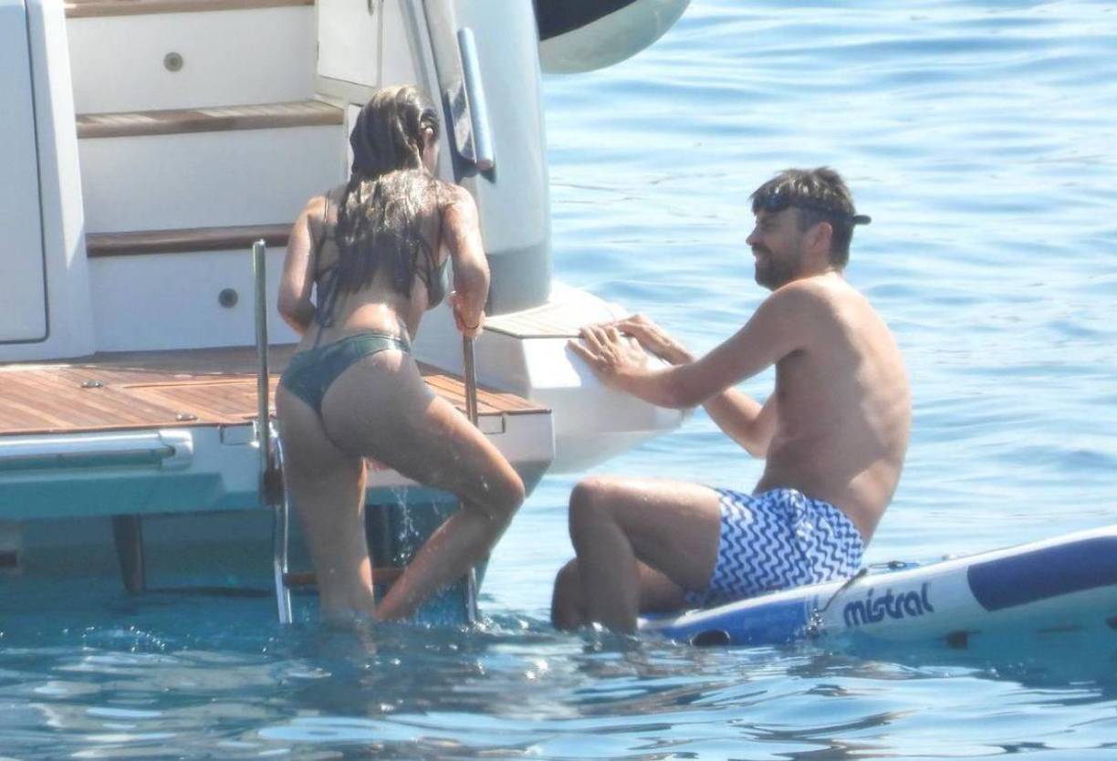Piqué y Clara Chía se mostraron muy felices y cariñosos durante sus vacaciones hace unos días. 