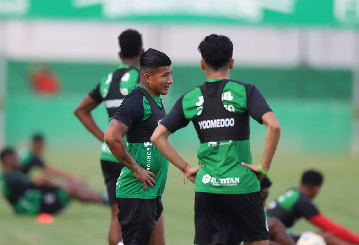 ’El Chino’ López charlando con Isaac Castillo durante su primera práctica como verdolaga.