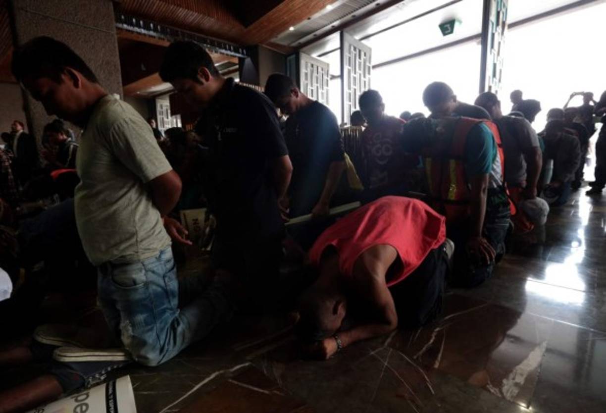 Los migrantes llegaron a la basílica de Guadalupe para agradecer a la virgen por su protección durante el largo camino que han recorrido.