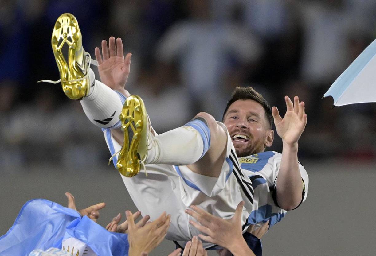 Lionel Messi fue manteado por sus compañeros en la celebración del título mundial en el estadio Monumental.