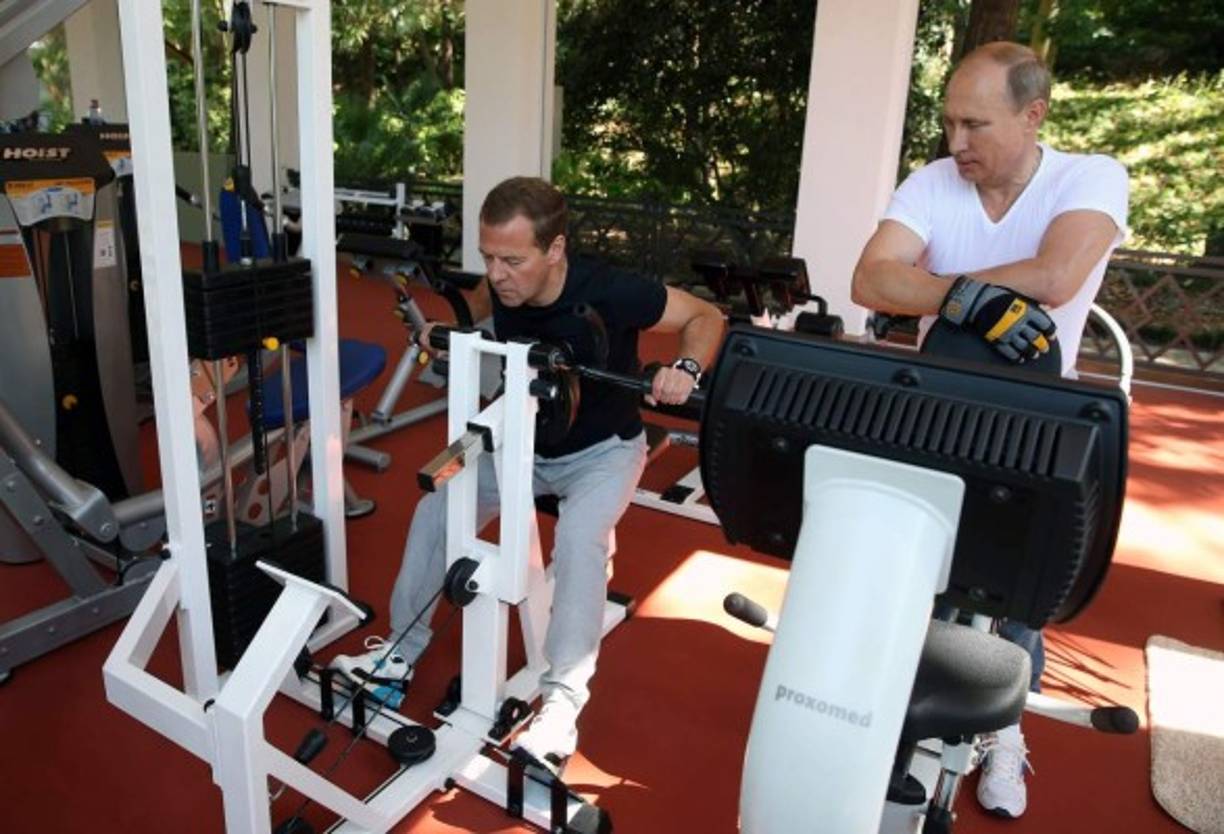 Antes de pasar a las máquinas, Putin y Medvédev realizaron ejercicios de calentamiento y estiramiento, tras lo cual entraron de lleno a ejercitar los músculos.