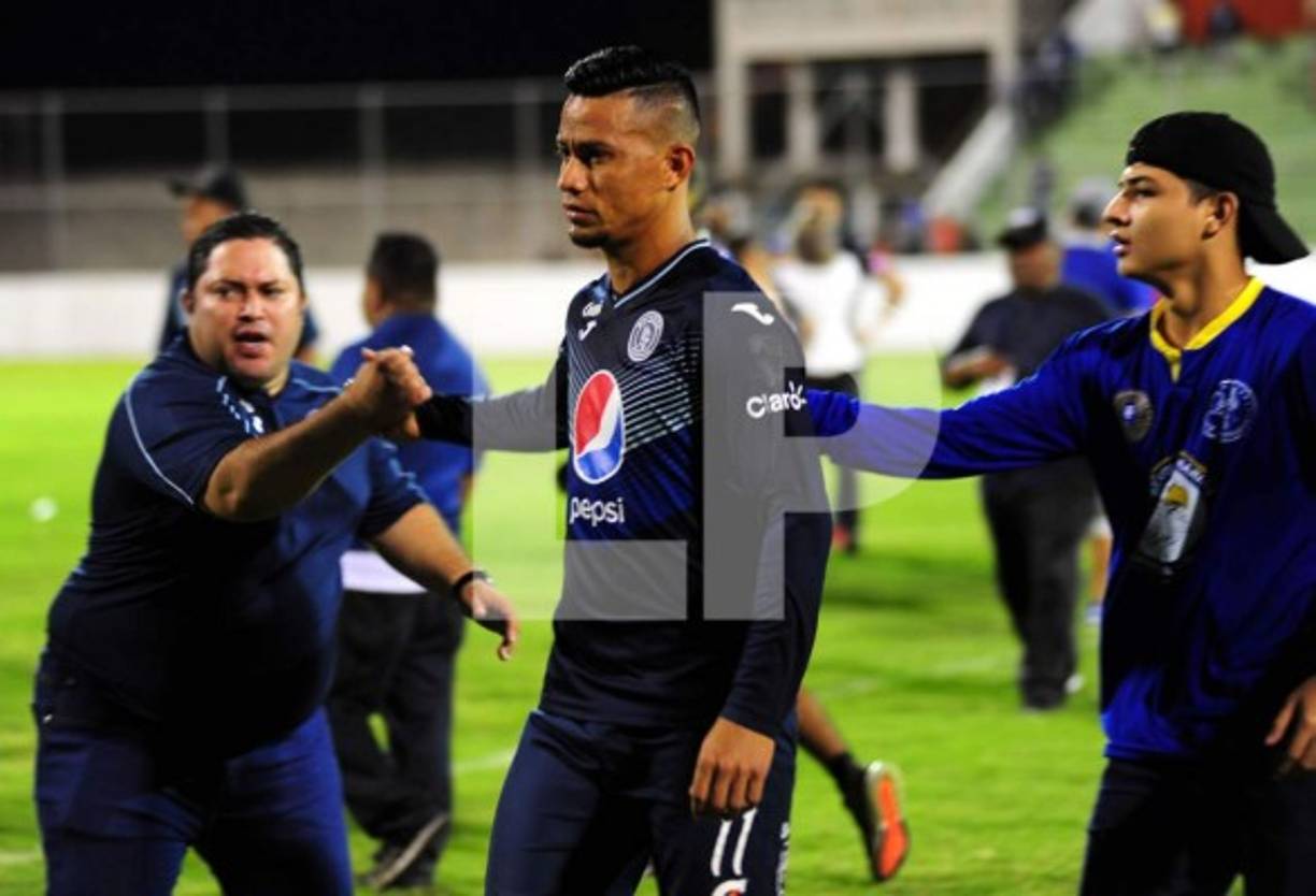 Marco Tulio Vega fue consolado por aficionados del Motagua.