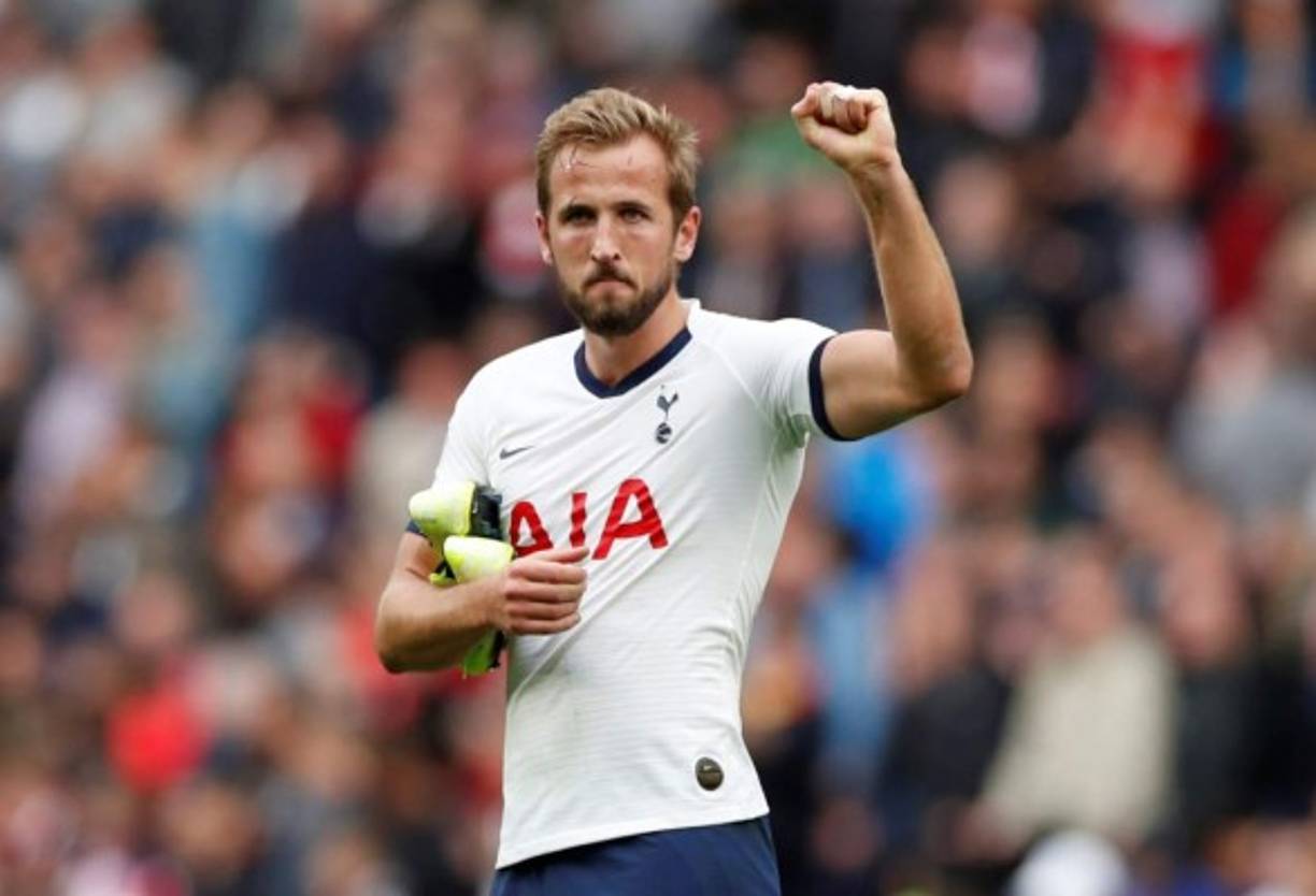 El nombre que más va a aparecer en los diarios ingleses las próximas fechas va a ser el de Harry Kane. El delantero del Tottenham que ya dijo en los últimos días dijo que 'estaba preparado para irse del Tottenham si el equipo no progresaba', ya aparece como el jugador más deseado para el próximo proyecto del Manchester United. Según cuenta el Daily Mirror el conjunto de Mánchester estaría evaluando una oferta de 200 millones de libras para el delantero.