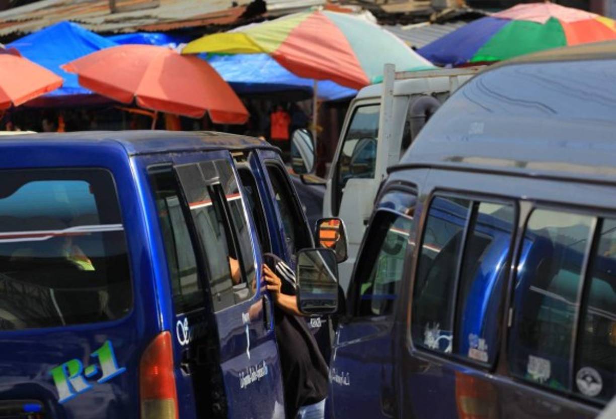 Los buses por milagro no chocan al parar en algún punto para recoger pasajeros.
