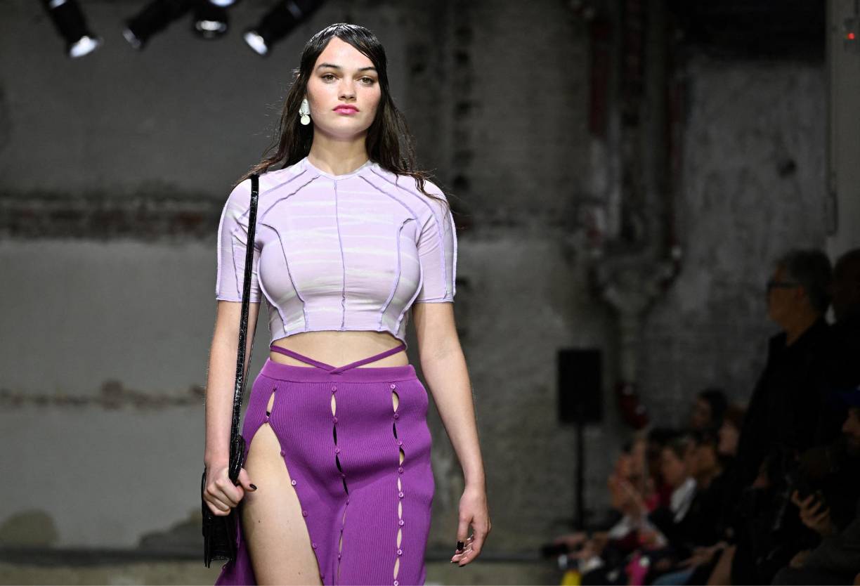 Moda para todas las tallas: La marca belga Ester Manas causó sensación con su colección de colores fluo y tejido ajustado a la piel para las mujeres de tallas grandes. 