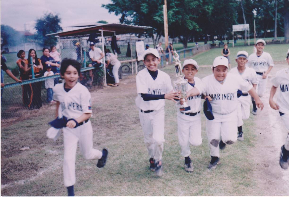 La foto original del reportaje de Dubón cuando ganó sus primer título como beisbolista.