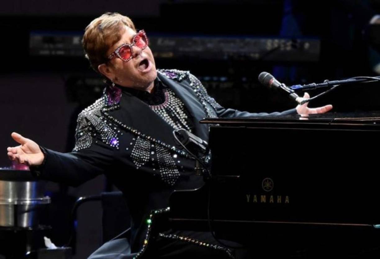 Elton John. Su adicción a las sustancias es explorada en 'Rocketman', la cinta sobre la vida del artista protagonizada por Taron Egerton. “Cuando la gente me decía mientras consumía que no debía hacerlo me enfadaba y los echaba (…) A mí me llevó 16 años reconocer que necesitaba ayuda”, dijo en una entrevista, de 2018.