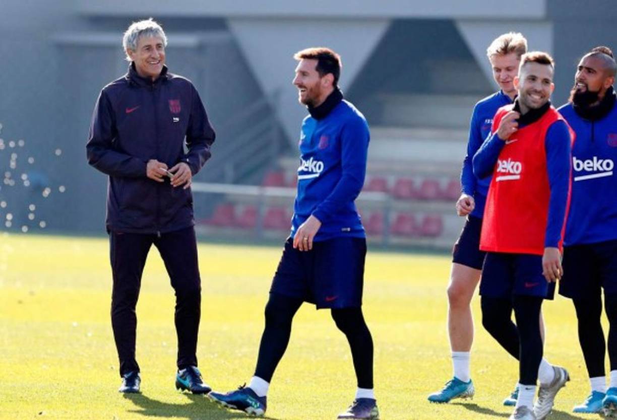 El FC Barcelonas e enfrenta este domingo al Real Madrid en una nueva edición del clásico de España que paraliza al mundo del fútbol.En la previa del encuentro, se ha revelado el posible 11 titular que usará Quique Setién.