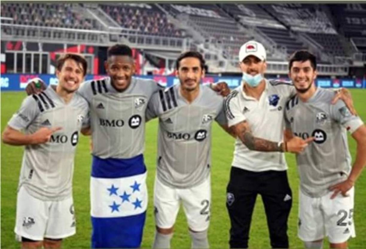 Romell Quioto posó con la bandera de Honduras en la celebración al final del partido.
